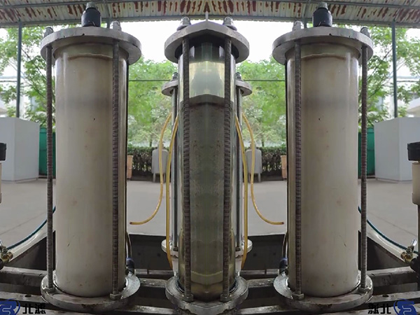 油水分离的客户水样实验效果——新乡北方滤器有限公司